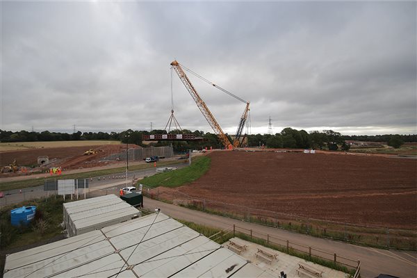 300-Tonne Bridge Beams Successfully Lifted into Place, Marking Major Milestone in Significant Infrastructure Project